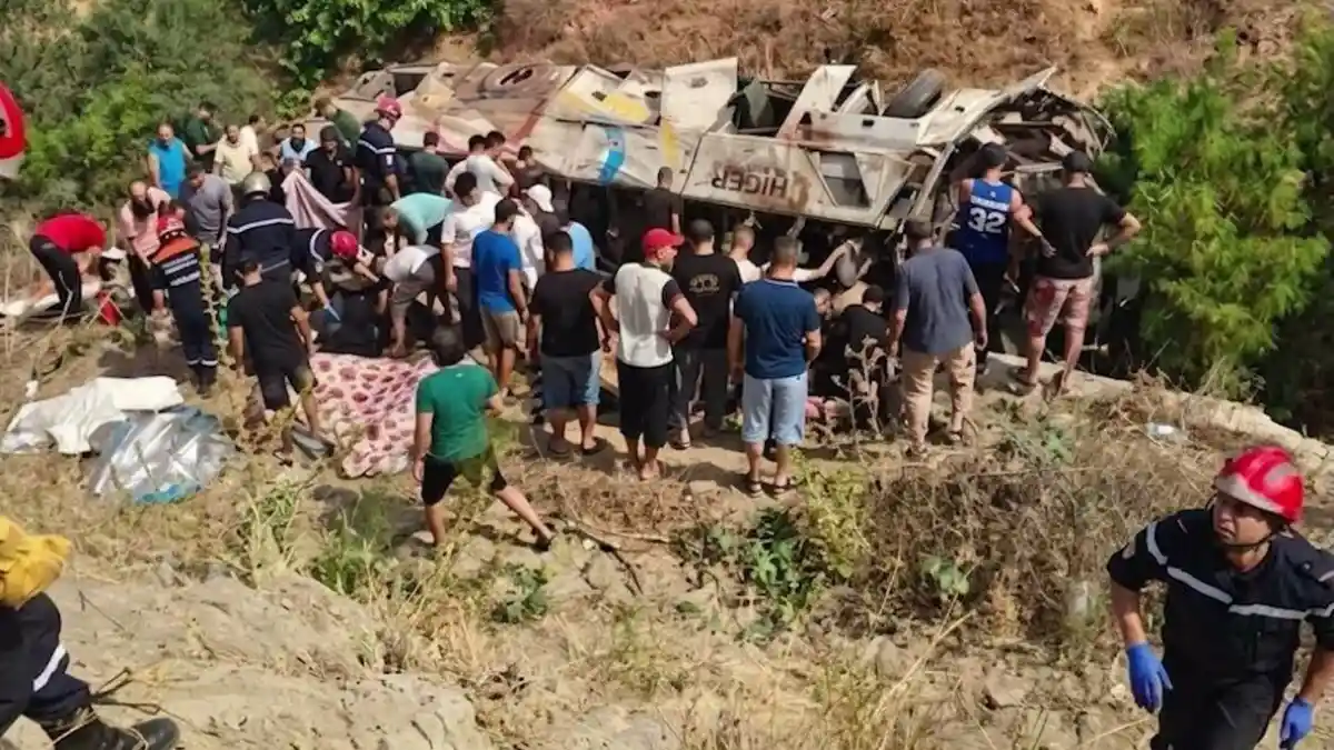 Cezayir'de katliam gibi otobüs kazası: 25 ölü, 44 yaralı, ülkede 3 günlük milli yas ilan edildi