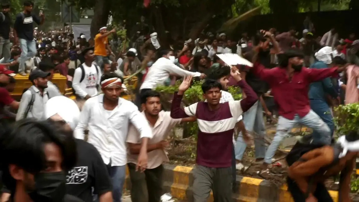 Hindistan'da sınav skandalı istifa getirdi: Yeni Delhi'de protestoculara biber gazlı müdahale