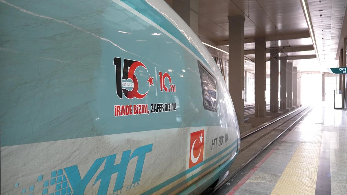 TCDD’den 15 Temmuz’un 10. yılına özel hamle: "İrade Bizim, Zafer Bizim" logolu YHT’ler sefere çıktı