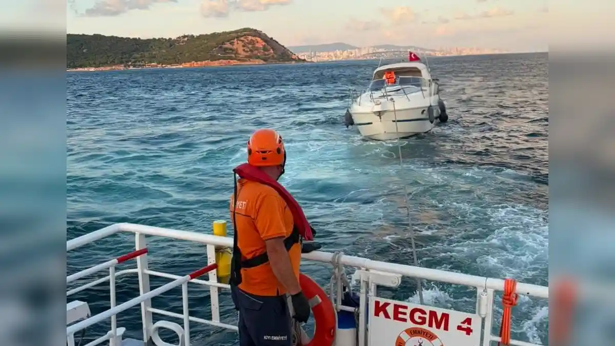 Kınalıada açıklarında sürüklenen tekne kurtarıldı: İçindeki 2 kişi emniyete alındı
