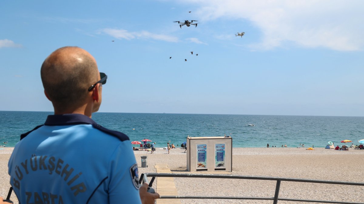 Antalya'da zabıtadan drone destekli denetim: Konyaaltı Sahili mercek altında