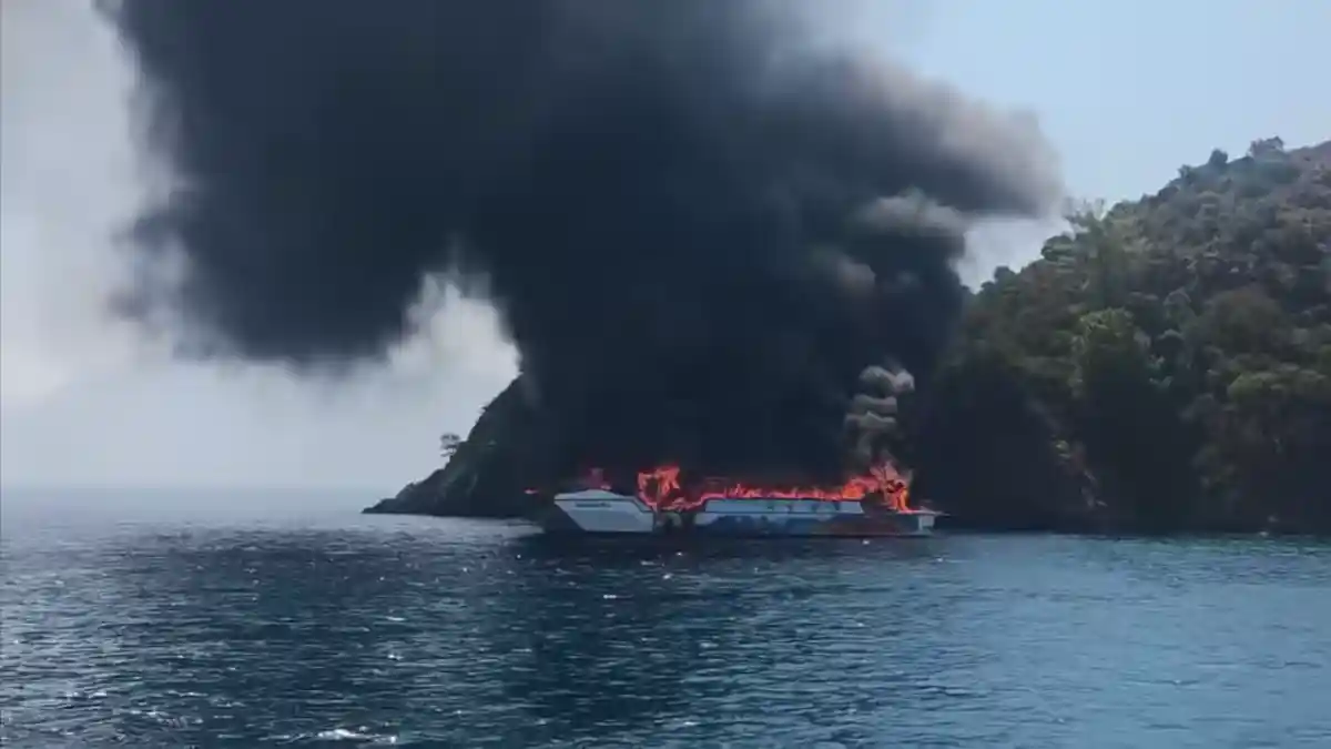 Fethiye'de gezi teknesinde yangın paniği: Kıyı Emniyeti 130 kişiyi tahliye etti