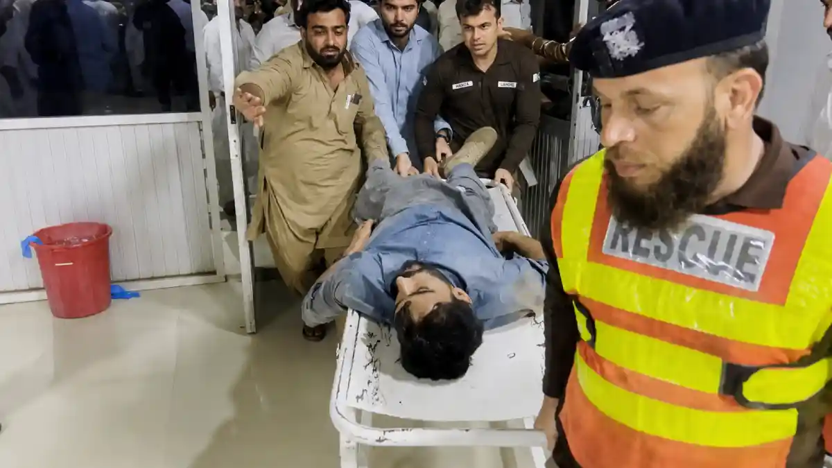 Pakistan'da polise kanlı pusu: 11 polis şehit oldu, 15 terörist öldürüldü