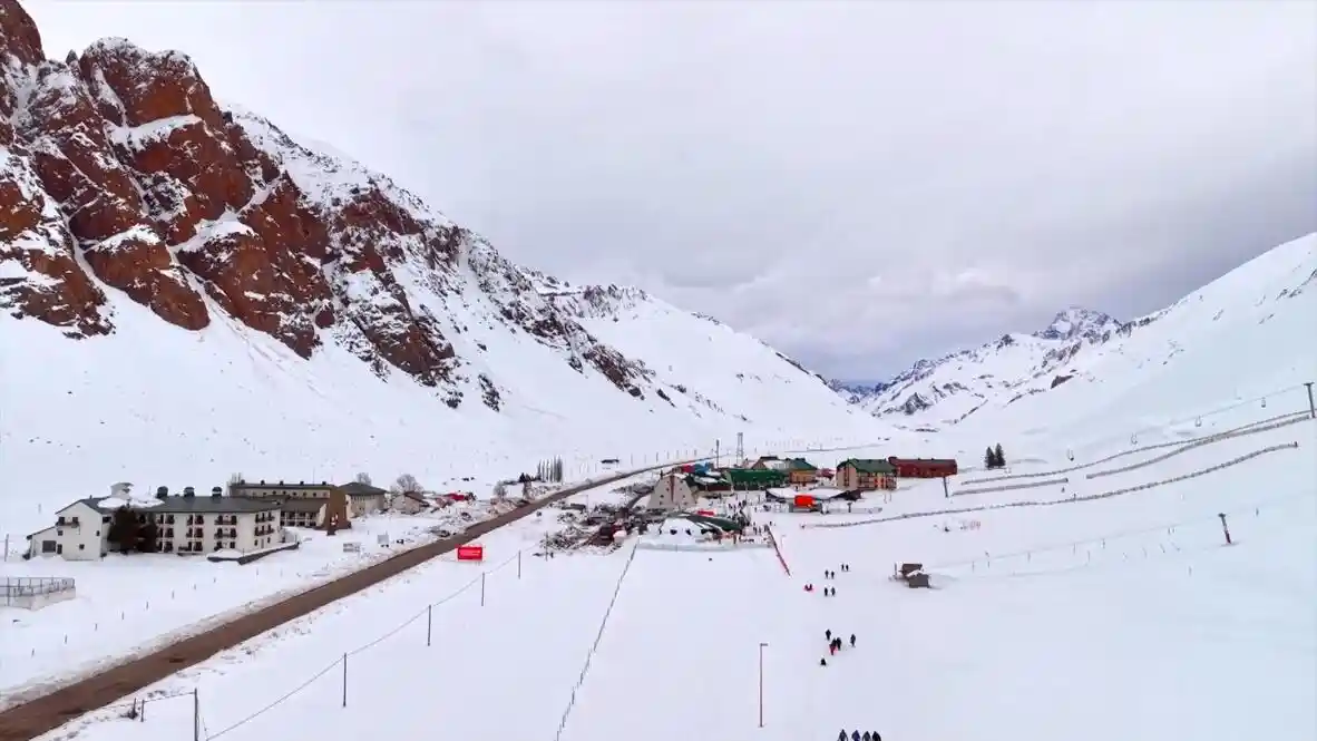 Arjantin-Şili sınırında tarihi kar fırtınası: Cristo Redentor Geçidi 20 gündür kapalı
