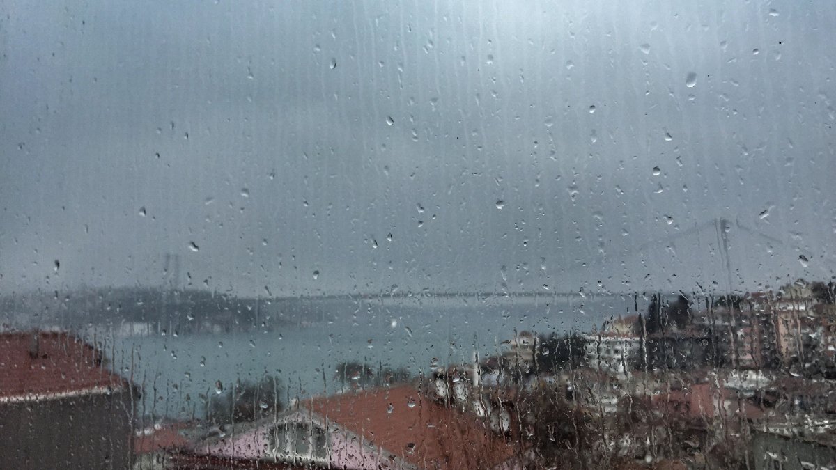 İstanbul'a kuvvetli yağış geliyor: AKOM saat vererek uyardı