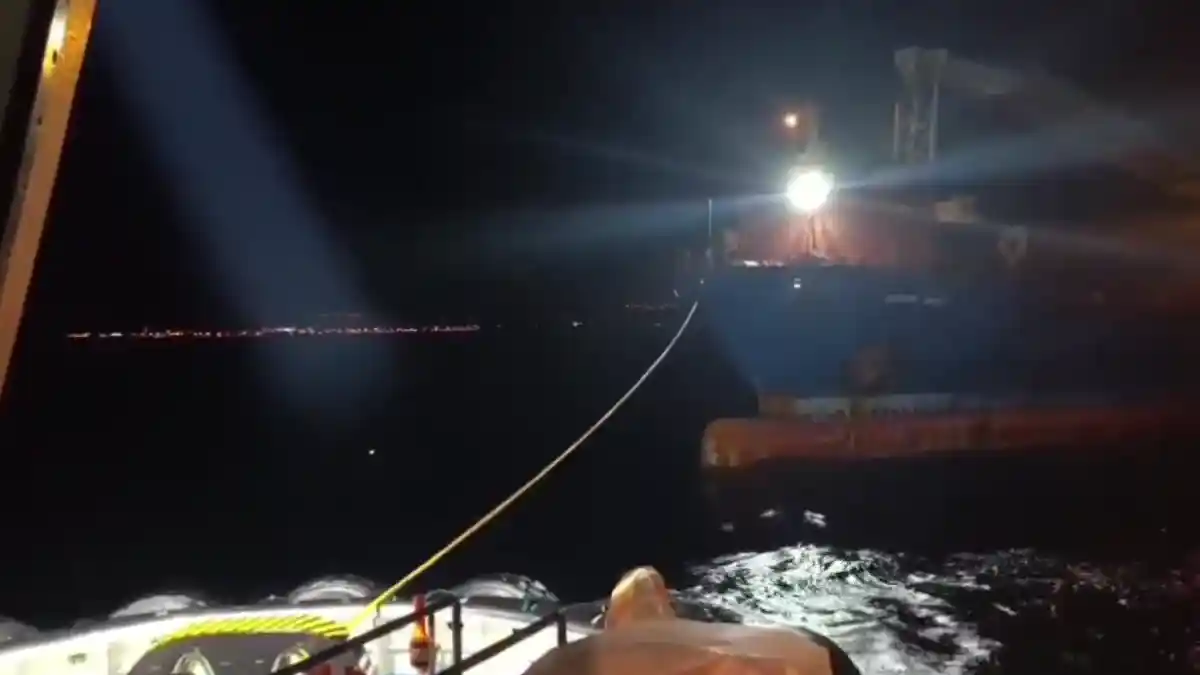 Gelibolu açıklarında arızalanan kuru yük gemisine Kıyı Emniyeti müdahalesi