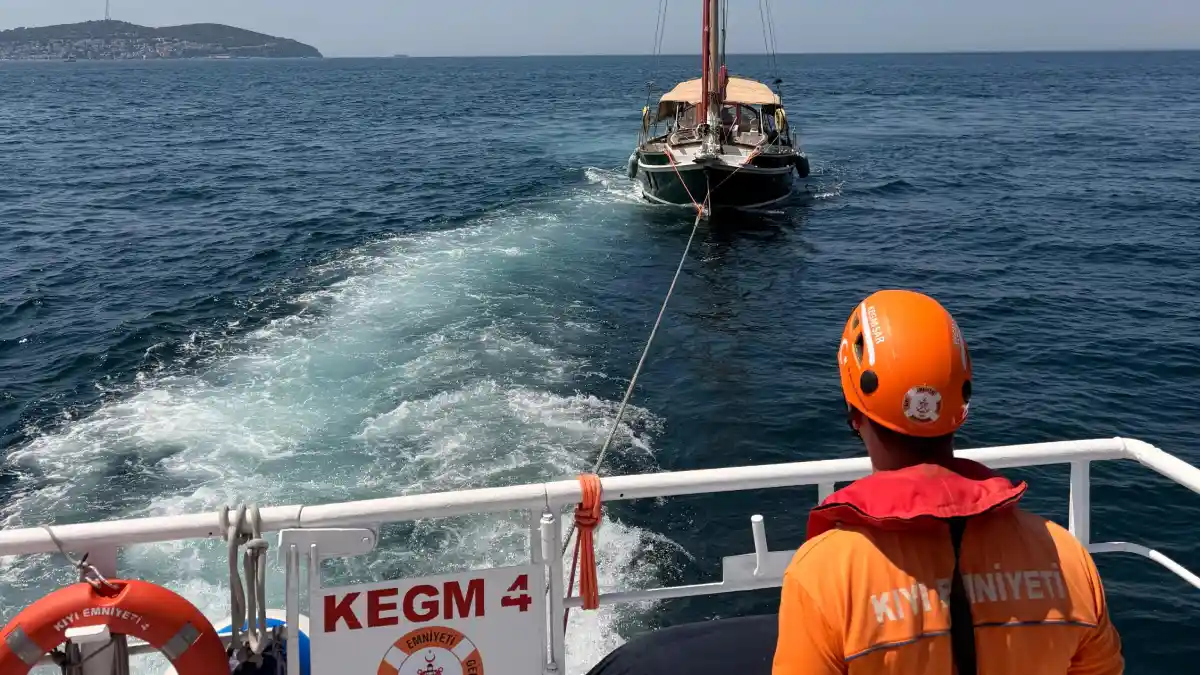 Kınalıada açıklarında sürüklenen tekne kurtarıldı