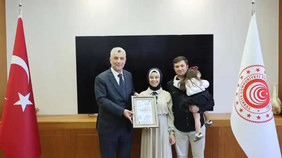 A.TR Belgesi'nde e-dönüşüm: İlk belge Merve Özçelik'e verildi