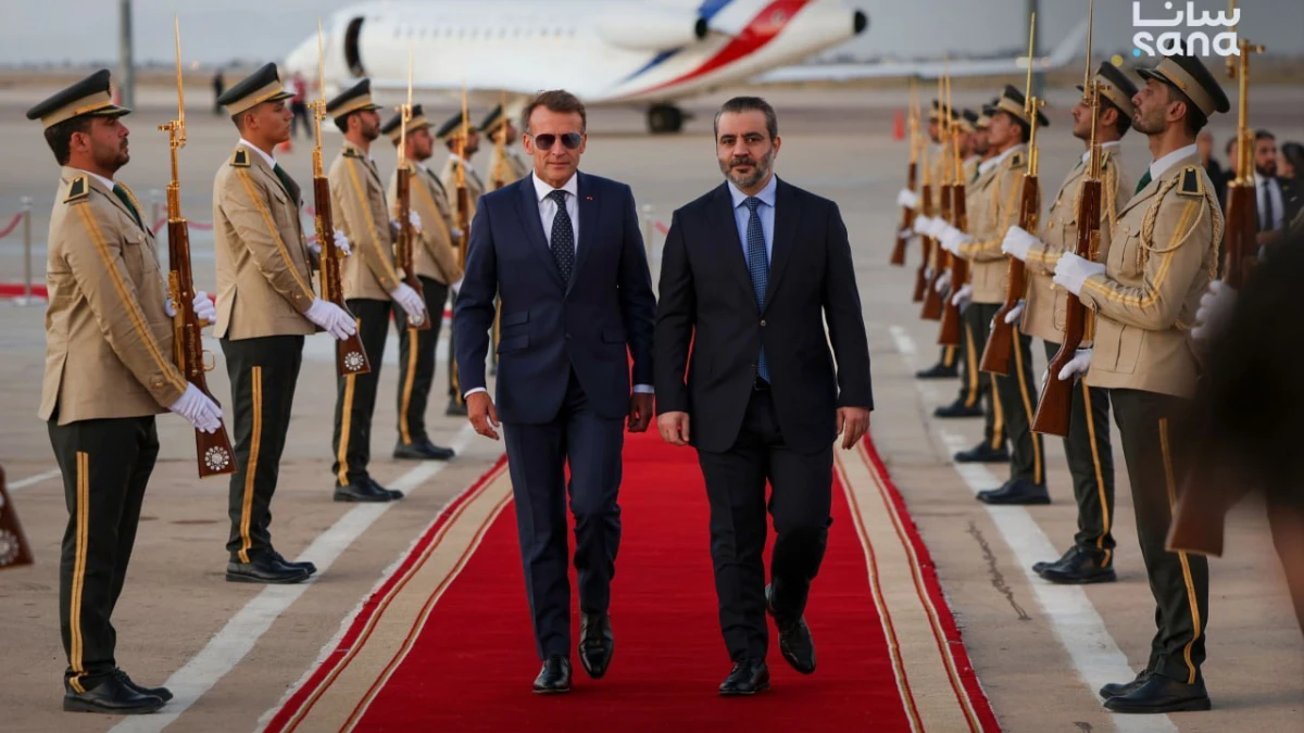 Esad sonrası ilk: Macron, Şam’a indi, Suriye heyeti havalimanında karşıladı