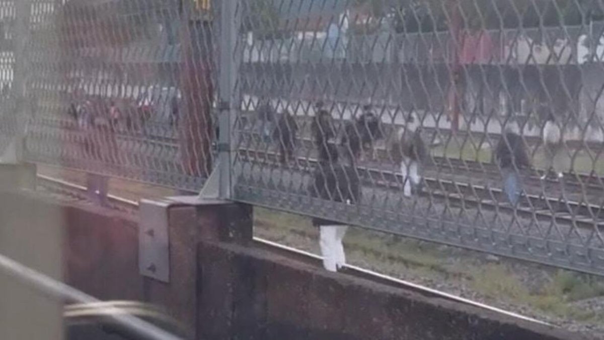 Sao Paulo'da tren yangını sonrası tahliye anları: Yüzlerce yolcu raylar üzerinde yürüdü