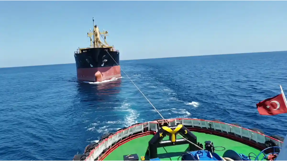 İstanbul Türkeli Feneri açıklarında makine arızası yapan gemi kurtarıldı