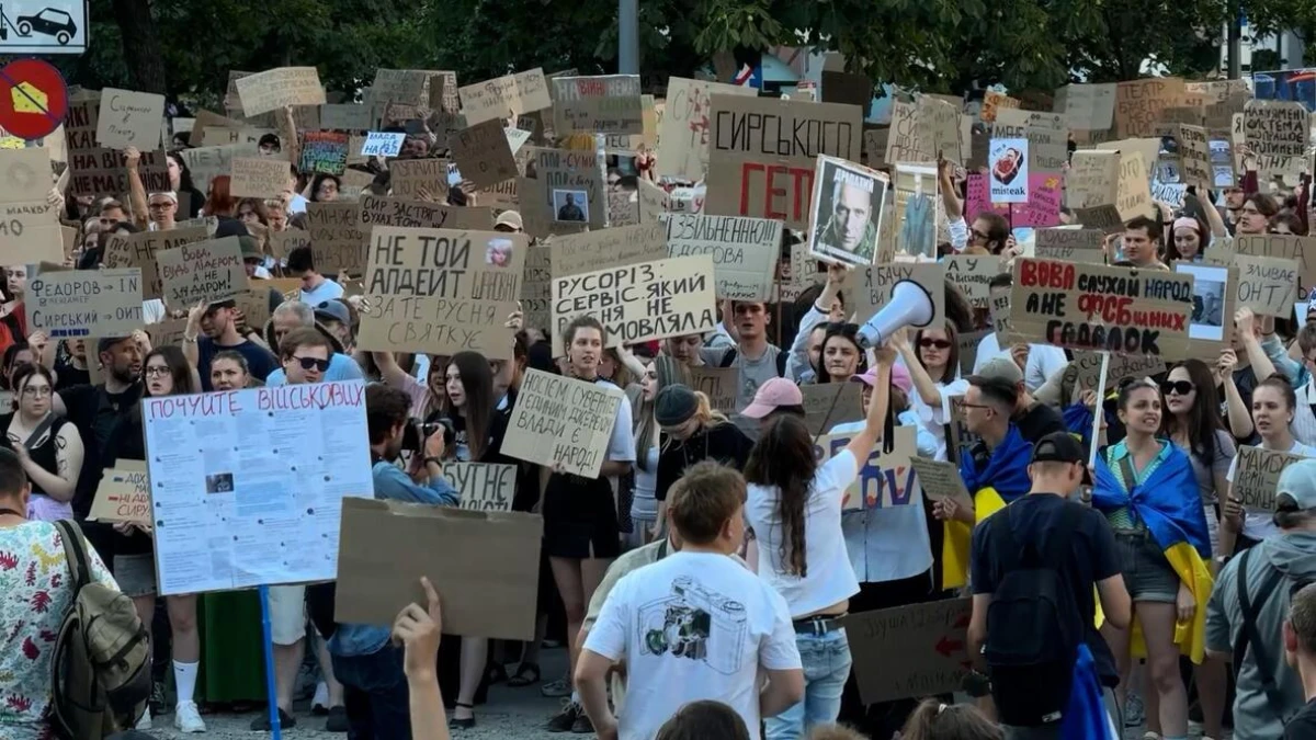Kiev'de 3. gün protestosu: Savunma Bakanı Fedorov'un görevden alınması tepki çekti