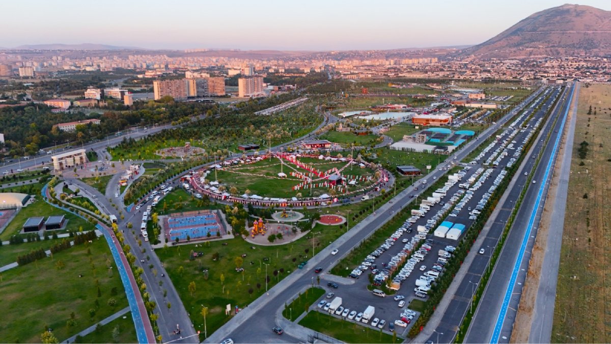 Kayseri'de yaz aylarının gözdesi Millet Bahçesi: 1 milyon 260 bin metrekarelik alanda dört mevsim yaşam