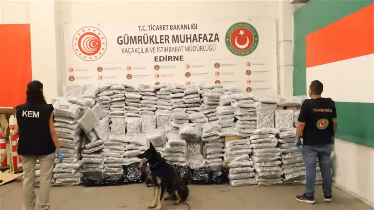 Kapıkule'de zehir tacirlerine darbe: 810 kilo esrar ele geçirildi