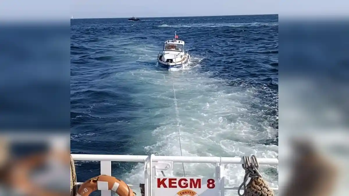 Küçükçekmece açıklarında sürüklene tekne kurtarıldı