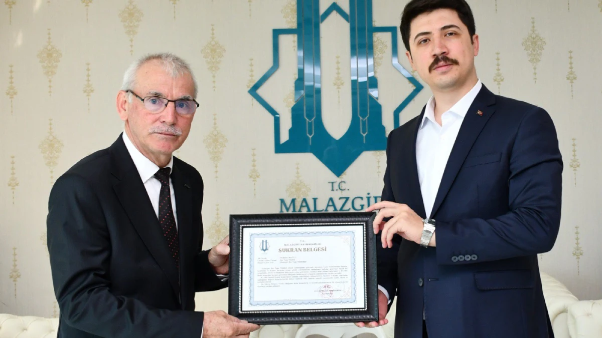 Malazgirt Kaymakamı Kahraman'dan 46 yıllık devlet memuruna şükran belgesi