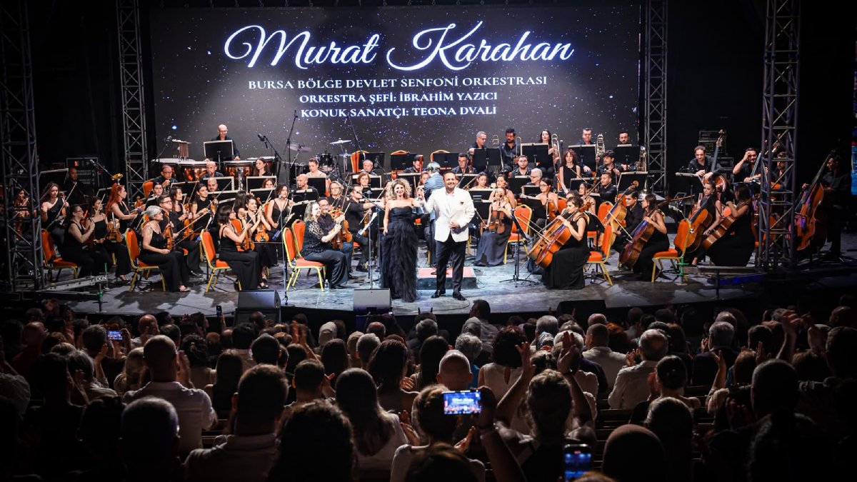 Bursa'da festival coşkusu başladı: Açılışta Murat Karahan ve Teona Dvali sahnedeydi