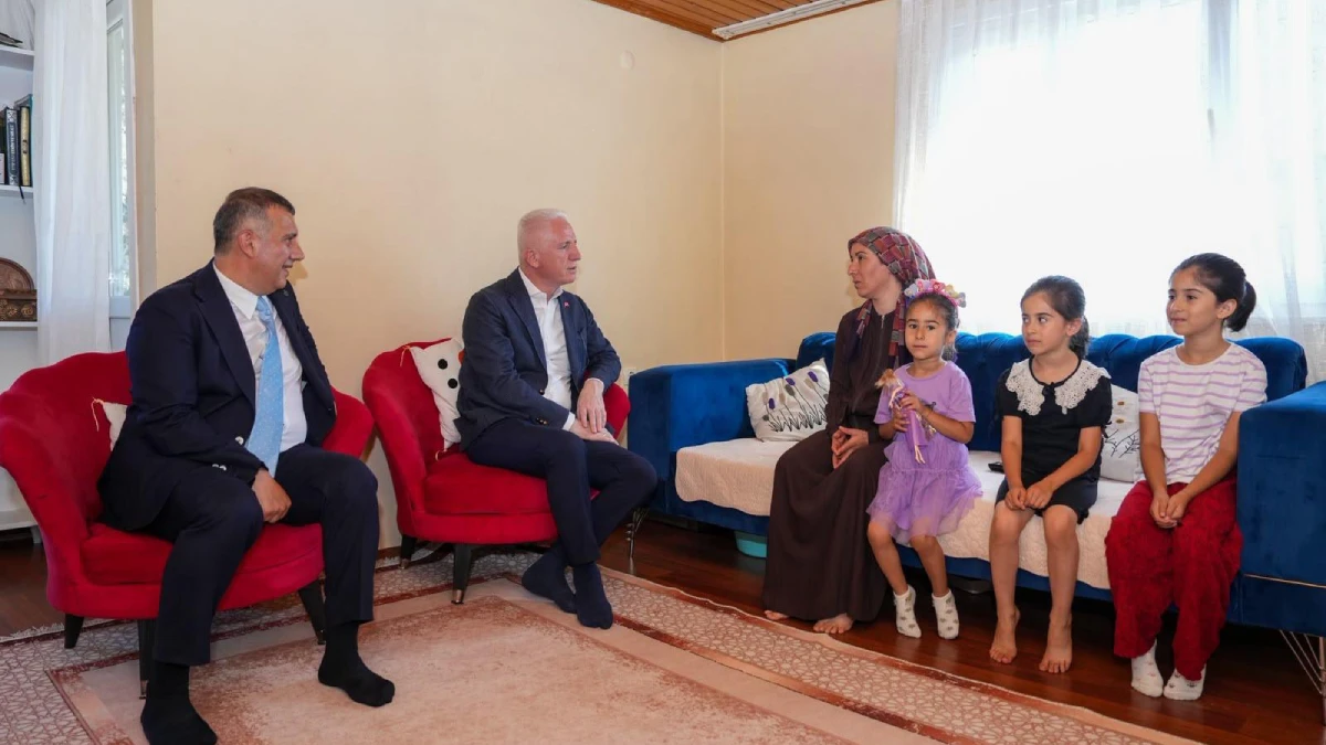İstanbul Valiliği'nden ev ziyaretleri: Vali Gül Tuzla'da 10 ailenin hanesine konuk oldu