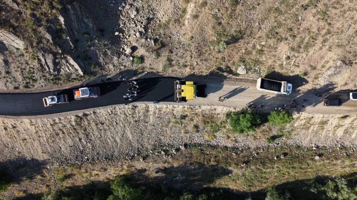 Tunceli Valisi Şefik Aygöl Pülümür'de köylülerle birlikte ilk sıcak asfaltı döktü