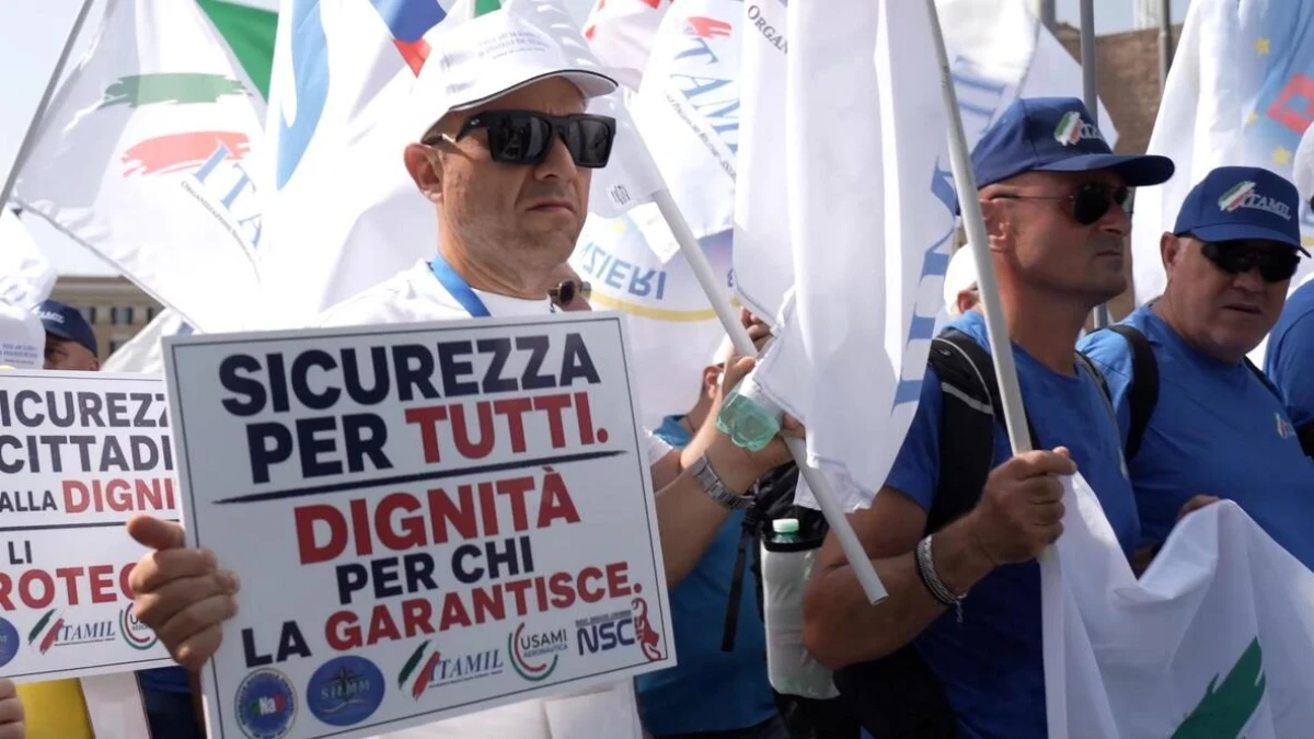 Roma'da askeri personel ve kolluk kuvvetlerinden maaş protestosu