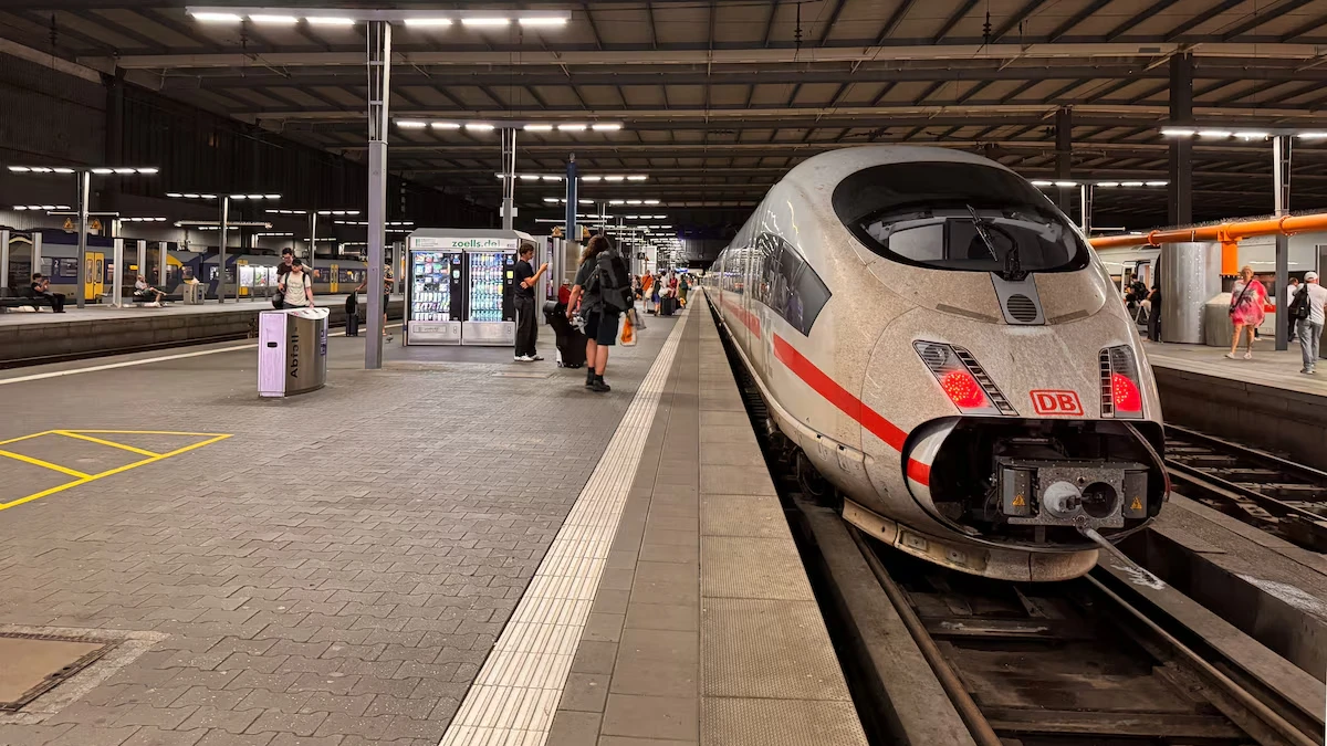 Almanya'da trenler durdu: Deutsche Bahn'da ülke çapında iletişim arızası