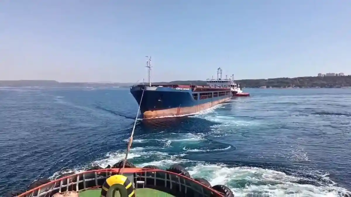 Çanakkale Boğazı’nda hareketli dakikalar: Arızalanan kuru yük gemisi kurtarıldı