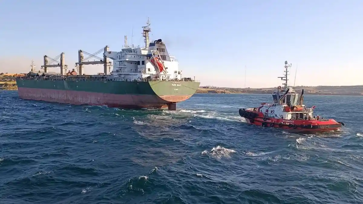 PILATUS MARINE isimli gemi Çanakkale Boğazı'nda arıza yaptı: Kurtarma römorkörleri sevk edildi