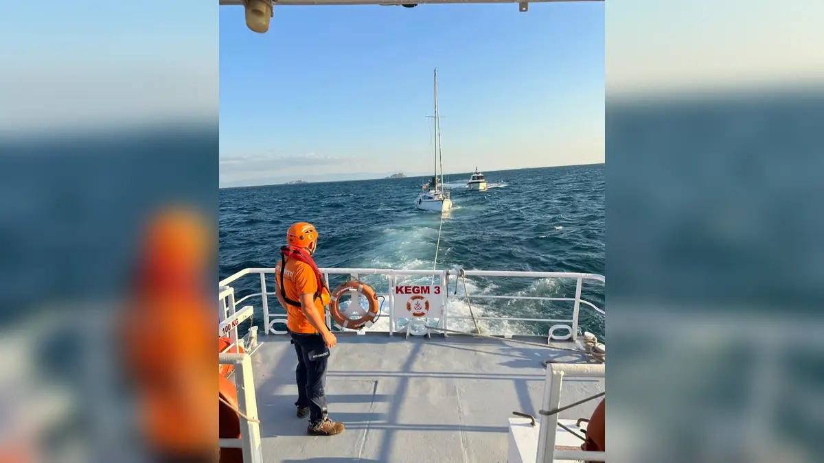 İstanbul’da deniz hareketliliği: Başıboş sürüklene tekne Harem’e çekildi