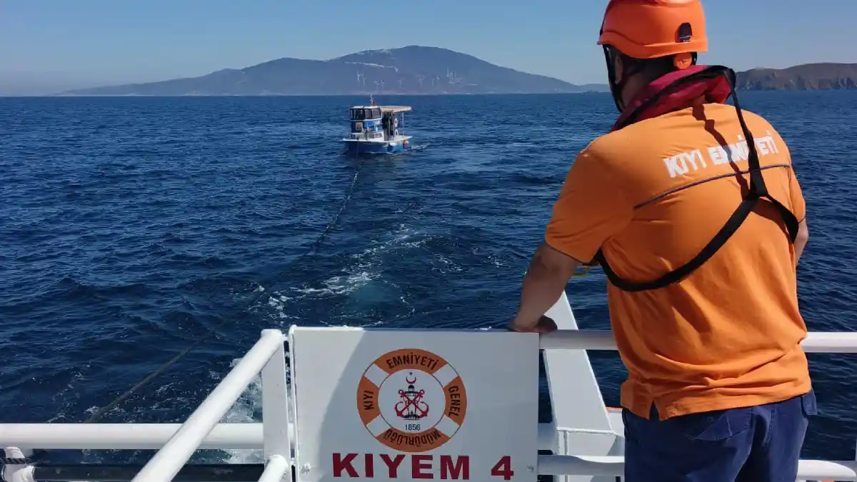 Marmara Adası açıklarında sürüklenen tekne kurtarıldı
