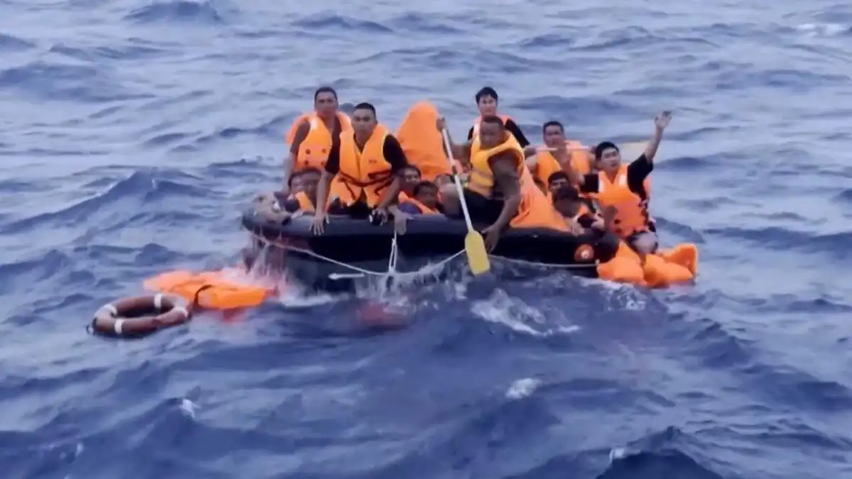 Fırtına Vietnam yük gemisini batırdı: 62 kişiden 45'i kurtarıldı