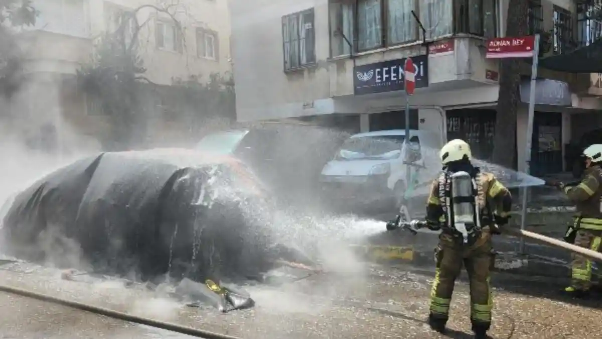 Maltepe’de seyir halindeki elektrikli araçta yangın çıktı