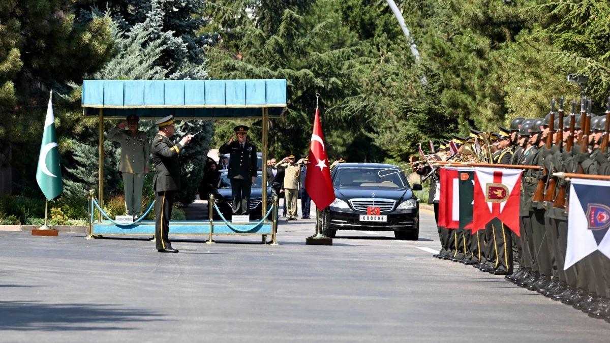 Genelkurmay Başkanı Bayraktaroğlu, Pakistan Kara Kuvvetleri Komutanı’nı askeri törenle karşıladı