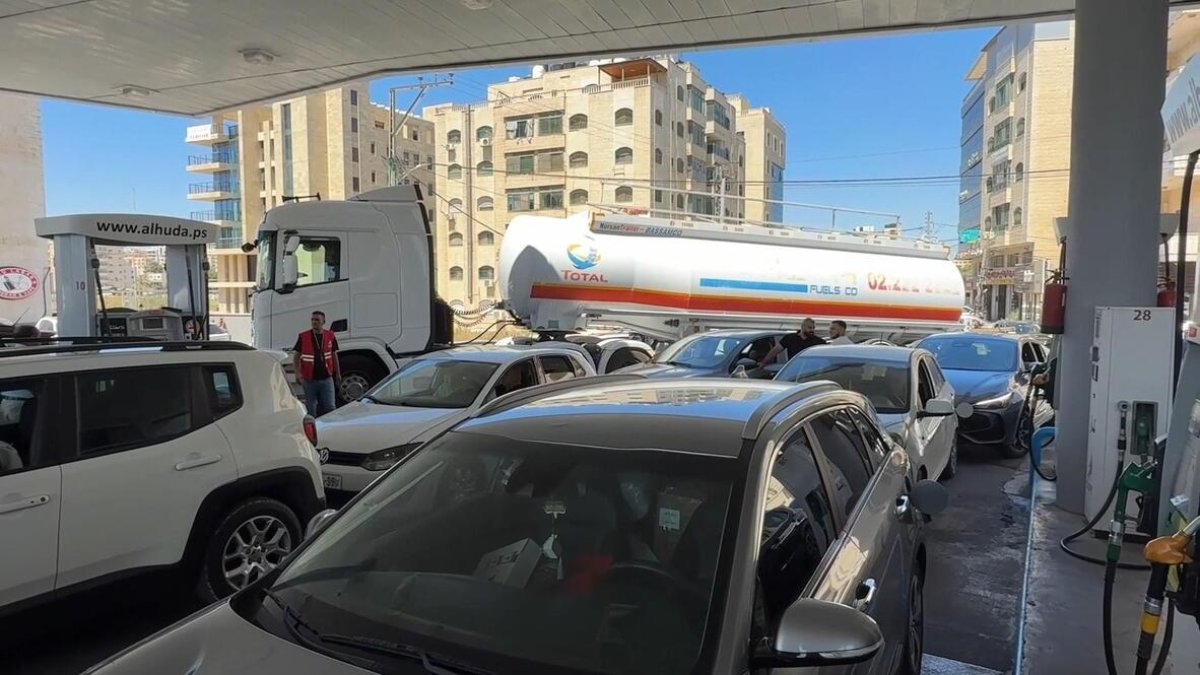Ramallah'ta yakıt krizi: Sürücüler benzinliklerde uzun kuyruklar oluşturdu