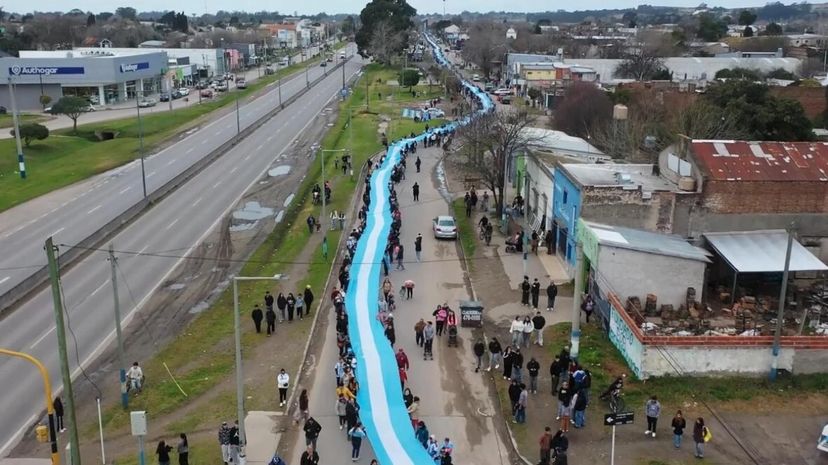 Dünya Kupası finali öncesi Mar del Plata'da 1 kilometrelik Arjantin bayrağı açıldı