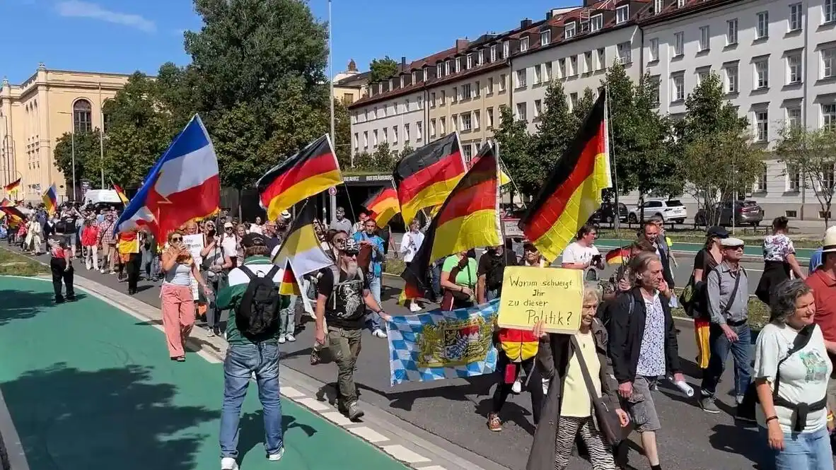 Almanya karıştı: Şansölye Merz'in Ukrayna politikası ve askeri harcamaları protesto edildi