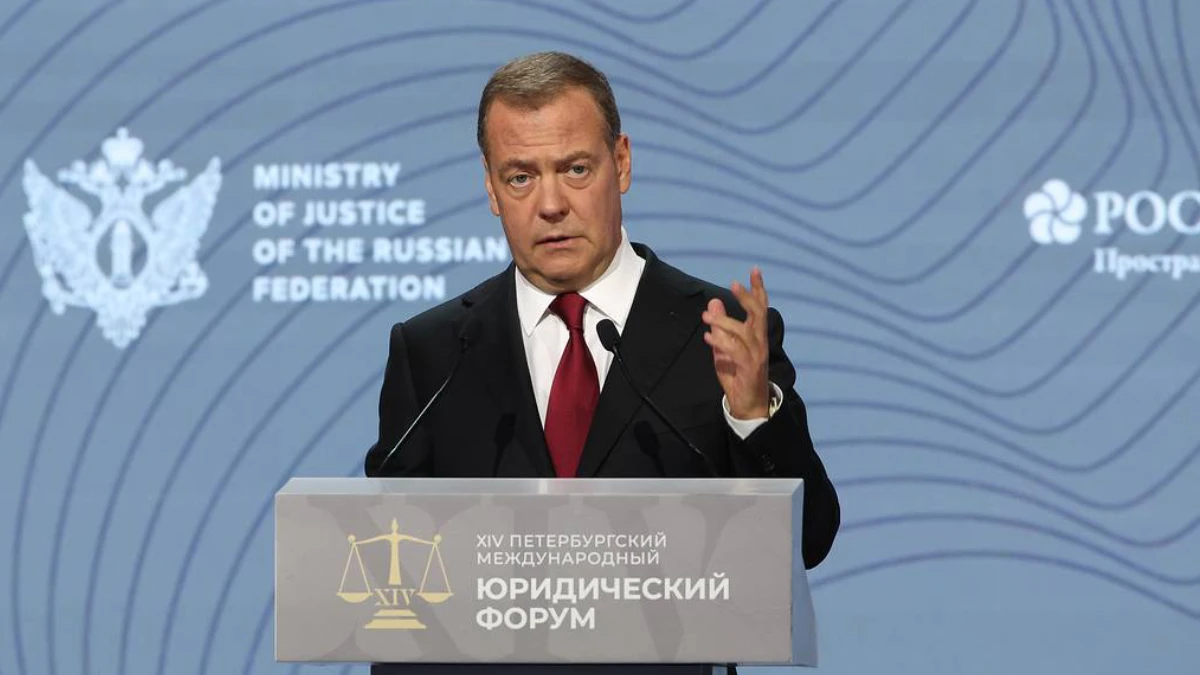Medvedev: Moldova ve Ermenistan, Ukrayna’nın geçtiği yolda ilerliyor