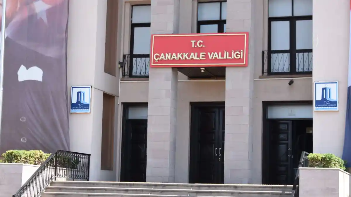 Çanakkale Valiliği'nden yangın önlemi: Biçerdöver ve balya makinesi kullanımına saat kısıtlaması