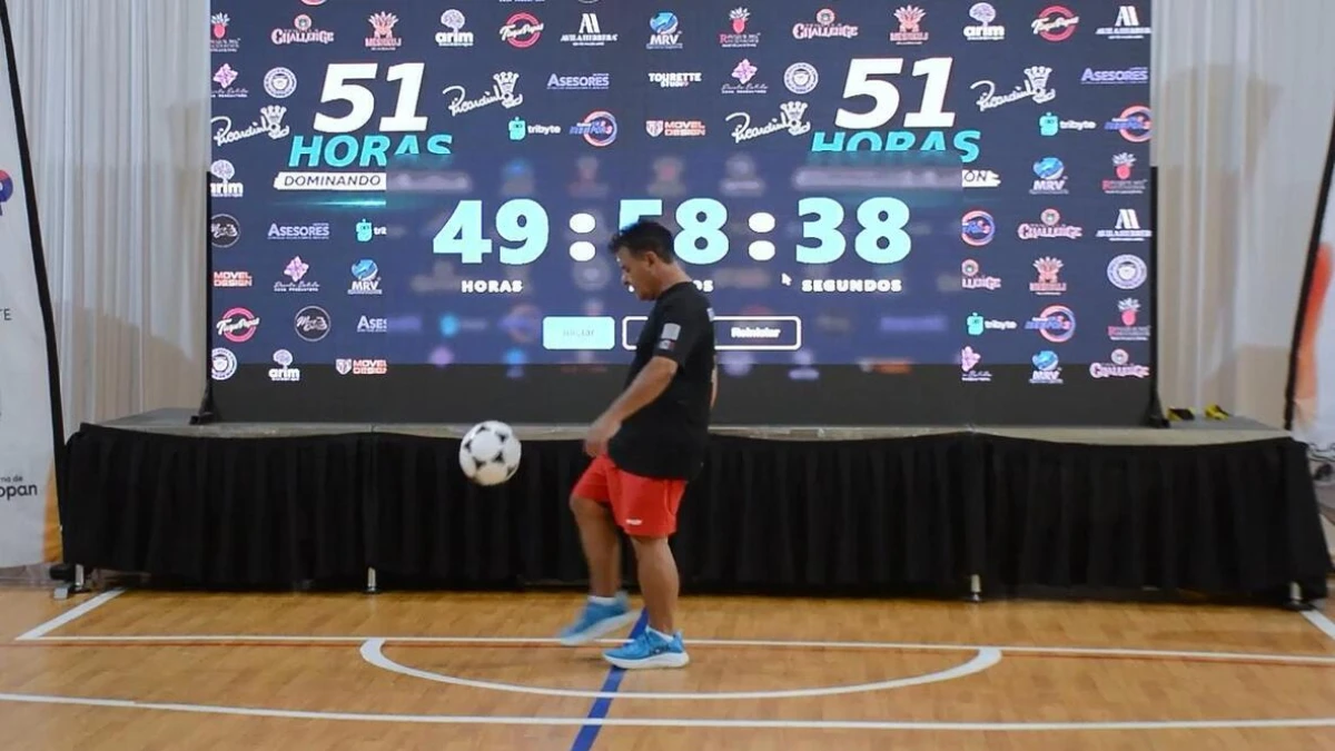 Guadalajara'da 51 saatlik rekor: 60 yaşındaki Ricardinho Silva topu yere düşürmedi