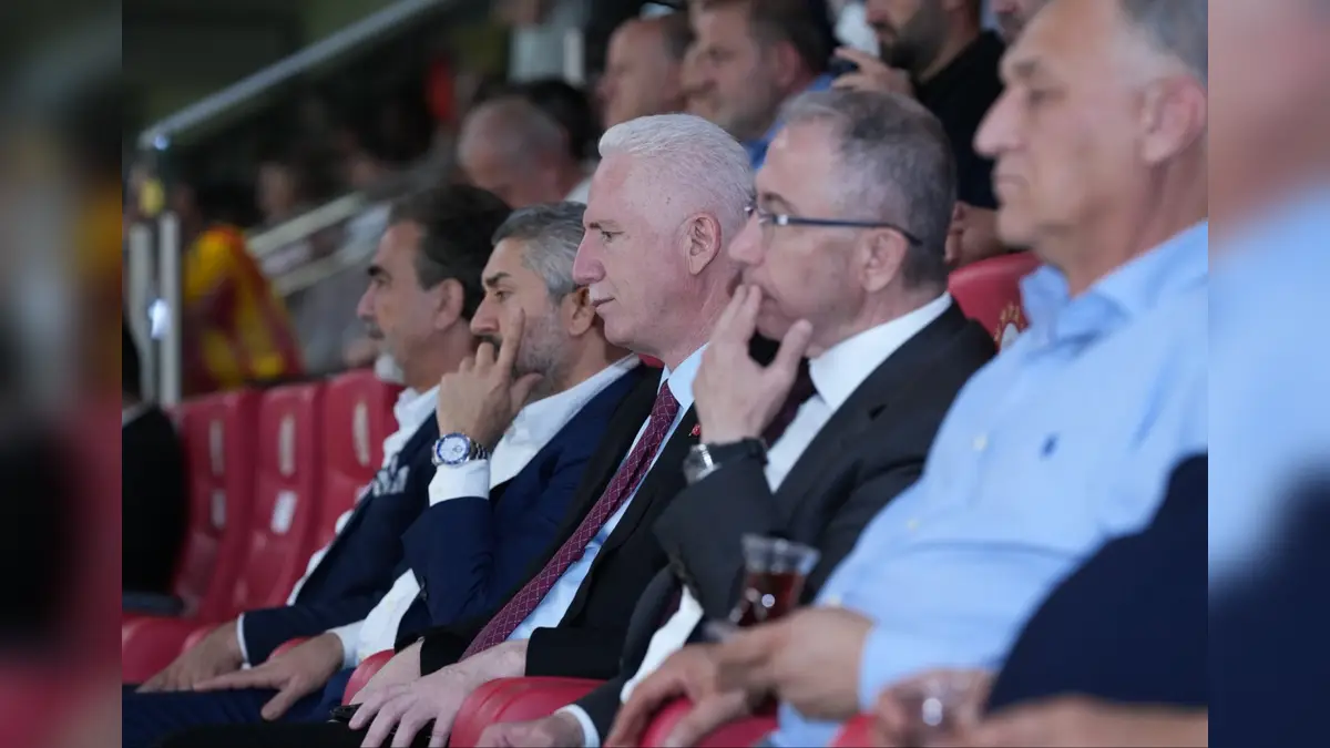 Süper Lig'de yeni sezon başladı: Vali Davut Gül açılış maçını tribünden takip etti