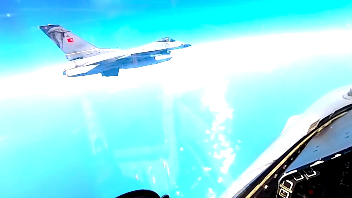 Türk F-16'larından Karadeniz semalarında eğitim uçuşu