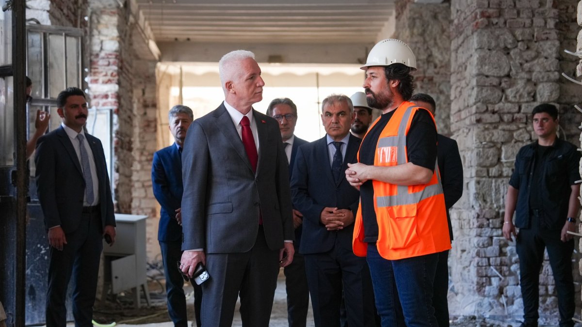 Vali Davut Gül Çapa Fen Lisesi'nin tarihi binasındaki restorasyon çalışmalarını inceledi