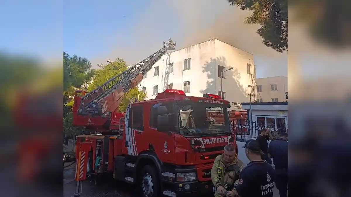 Heybeliada'da bir binanın çatısında yangın çıktı