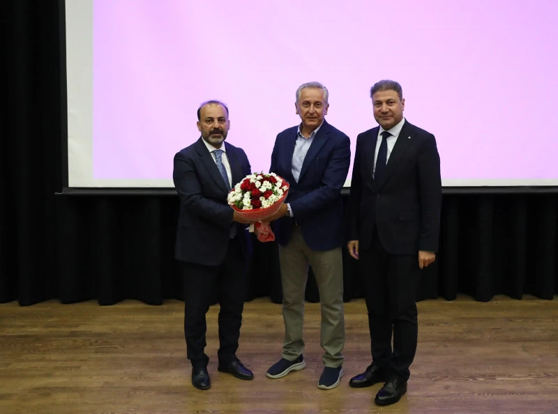 Van Büyükşehir Belediyesi Kültür, Sanat ve Sosyal İşler Dairesi Başkanı Abdurrahman Şahin, katkılarından dolayı Prof. Dr. Adnan Çevik’e çiçek takdim etti
