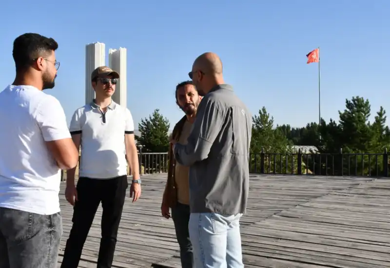 Malazgirt Kaymakamı Ahmed Tayyib Kahraman, ilçedeki sembol tarihi alanları ziyaret ederek yürütülen projeleri yerinde inceledi.