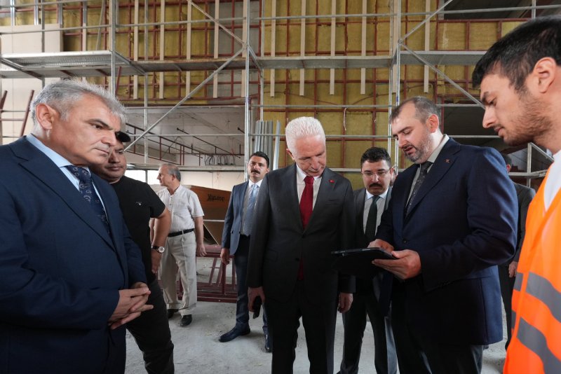 İstanbul Valisi Davut Gül, Güngören ilçesinde yapımı sürdürülen Haznedar Abdi İpekçi İlkokulu ve Mehmetçik İmam Hatip Ortaokulu şantiyelerini ziyaret etti.