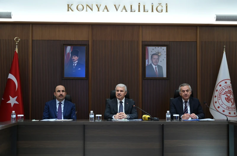 Konya Valisi İbrahim Akın, Konya Büyükşehir Belediye Başkanı Uğur İbrahim Altay ve İl Milli Eğitim Müdürü Murat Yiğit, Konya Valiliği konferans salonunda düzenlenen programa katıldı.