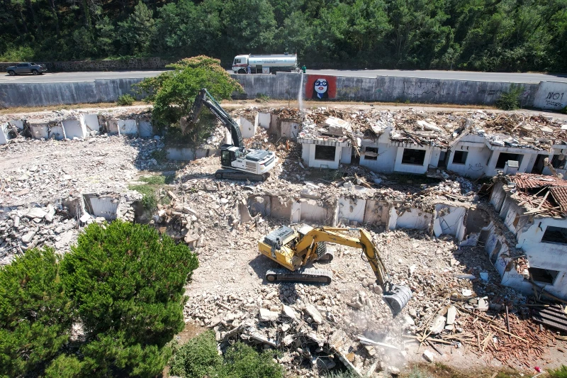 Beykoz Riva Mahallesi'nde yıllardır asayiş ve çevre kirliliği sorunu oluşturan "Metruk Otel" binalarının yıkımına başlandı.