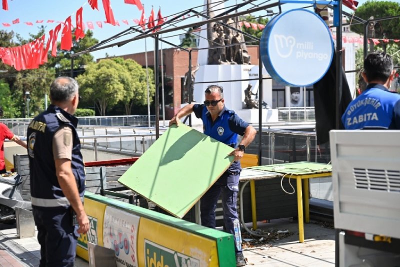 Zabıta Dairesi Başkanlığı ekipleri, Cumhuriyet Meydanı'nda kaldırımları işgal eden unsurları kaldırdı.
