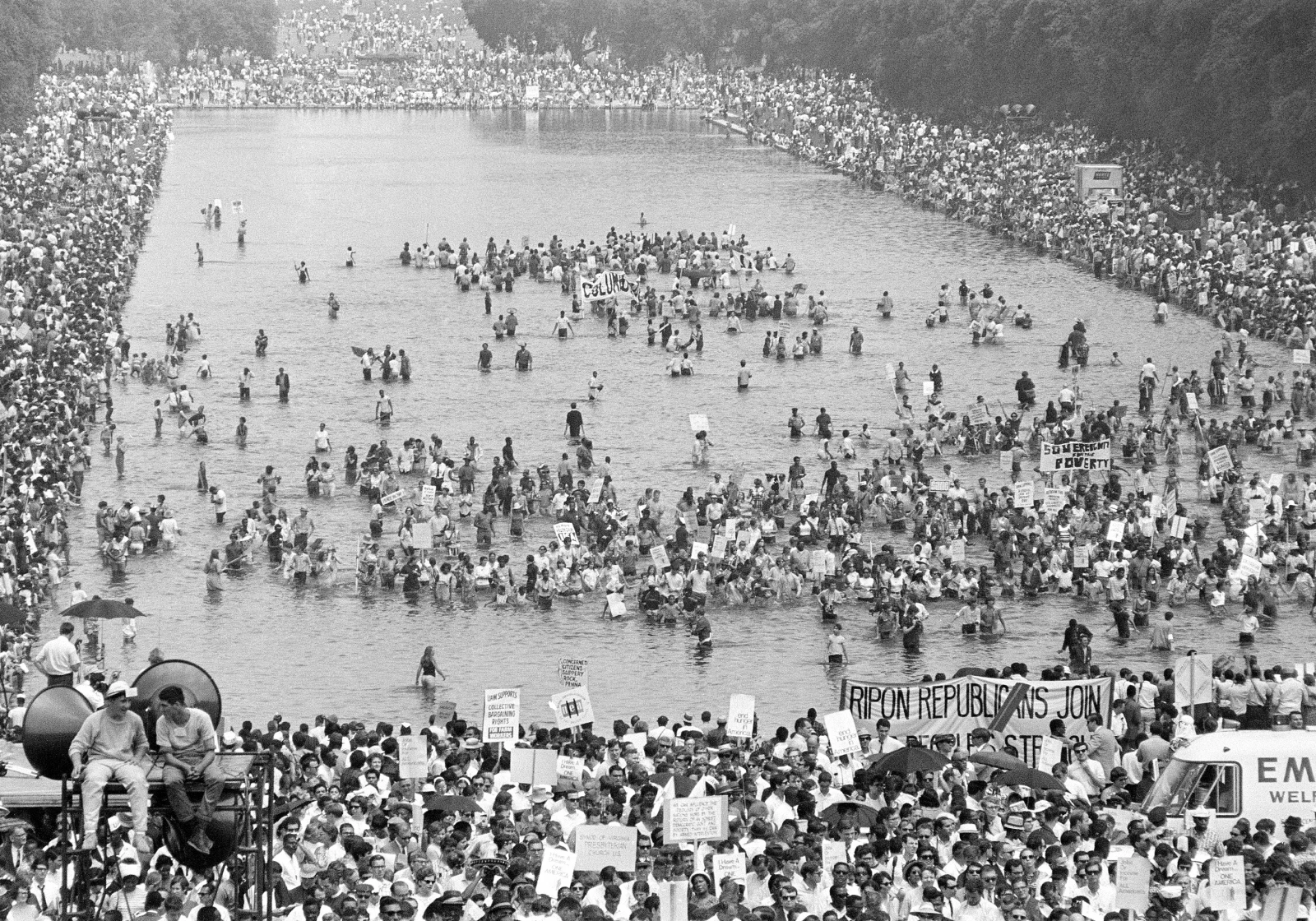 19 Haziran 1968'de Washington'daki Lincoln Anıtı'nda düzenlenen Dayanışma Günü programı sırasında, Yoksul Halk Kampanyası'nın birçok destekçisi Yansıtma Havuzu'na girdi.
