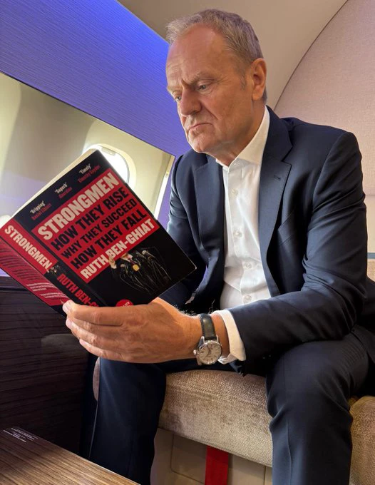 Tusk, tarihçi Ruth Ben-Ghiat tarafından kaleme alınan “Strongmen: How They Rise, Why They Succeed, How They Fall” kitabını okurken.